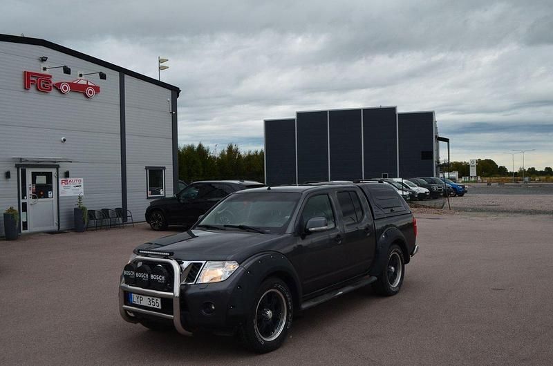 Mörkgrå (grå) Begagnad 2012 Nissan Navara Pickup | 99 000 kr (Marknadspris) - Bild 1/4