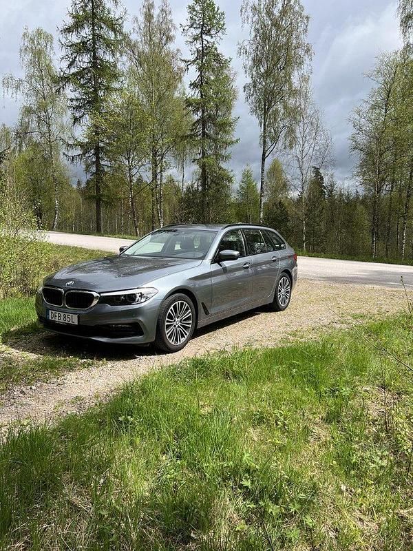 Blå Begagnad 2020 BMW 520 Sport Line Kombi | 285 500 kr (Superpris) - Bild 1/4
