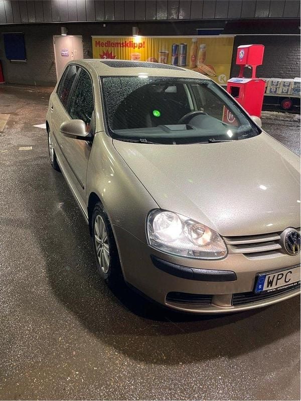 Brun Begagnad 2005 VW Golf IV Comfortline Halvkombi | 35 000 kr (Marknadspris) - Bild 1/4