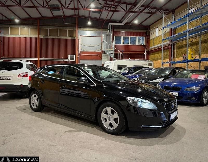 Svart Begagnad 2015 Volvo V40 Kombi | 99 900 kr (Marknadspris) - Bild 1/4