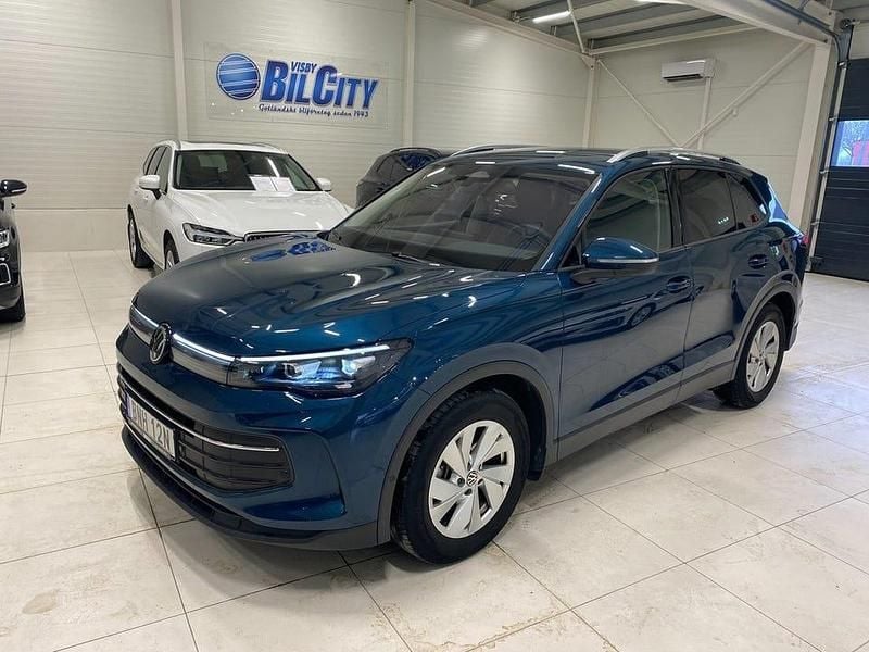 Blå Begagnad 2024 VW Tiguan Life SUV | 369 900 kr (Lite dyr) - Bild 1/4