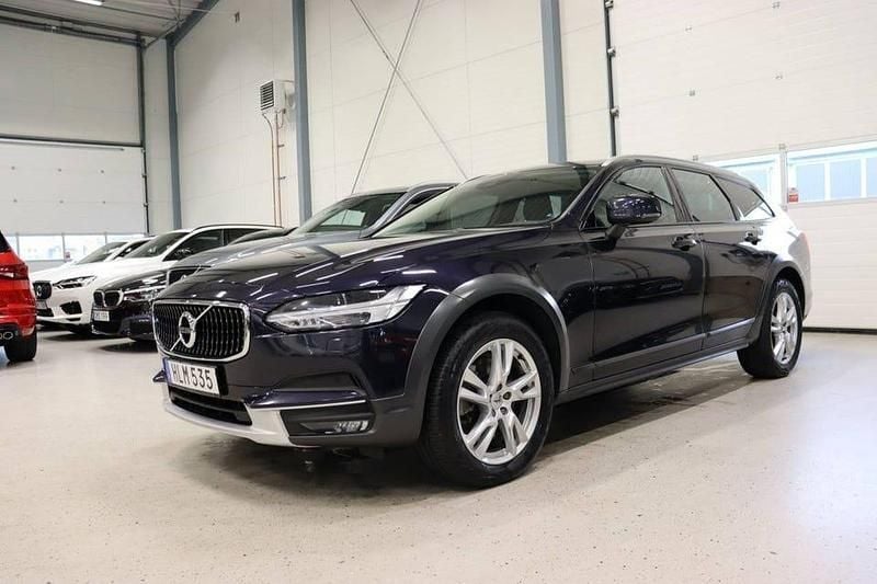 Blå Begagnad 2019 Volvo V90 CC Momentum Kombi | 299 800 kr (Bra pris) - Bild 1/4