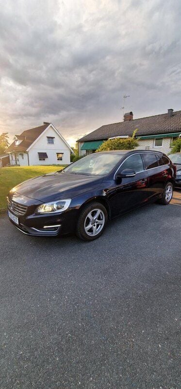 Blå Begagnad 2018 Volvo V60 Momentum Kombi | 219 000 kr (Marknadspris) - Bild 1/4