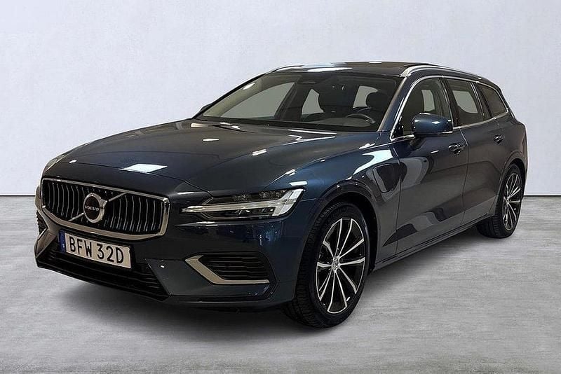 Mörkblå Begagnad 2022 Volvo V60 Plus Kombi | 449 900 kr (Marknadspris) - Bild 1/4