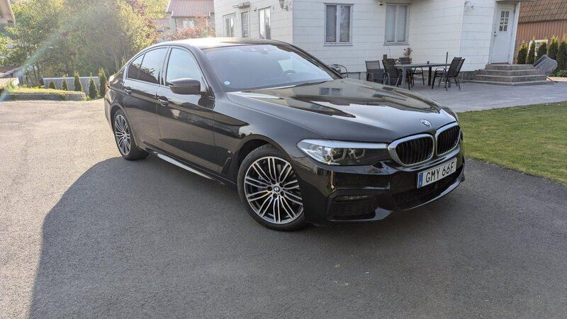 Svart Begagnad 2019 BMW 530e iPerformance Sedan | 320 000 kr (Dyr) - Bild 1/4