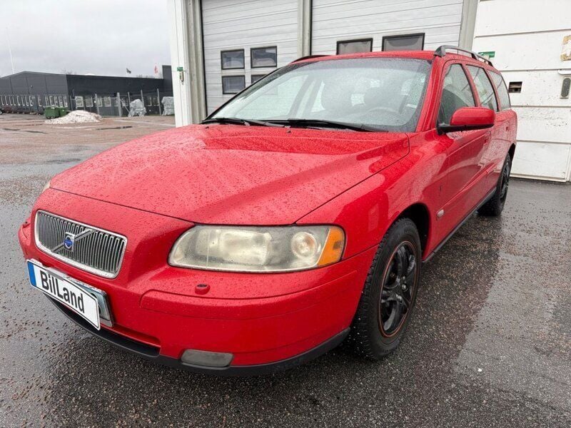 Röd Begagnad 2005 Volvo V70 Kinetic Kombi | 34 900 kr (Marknadspris) - Bild 1/4