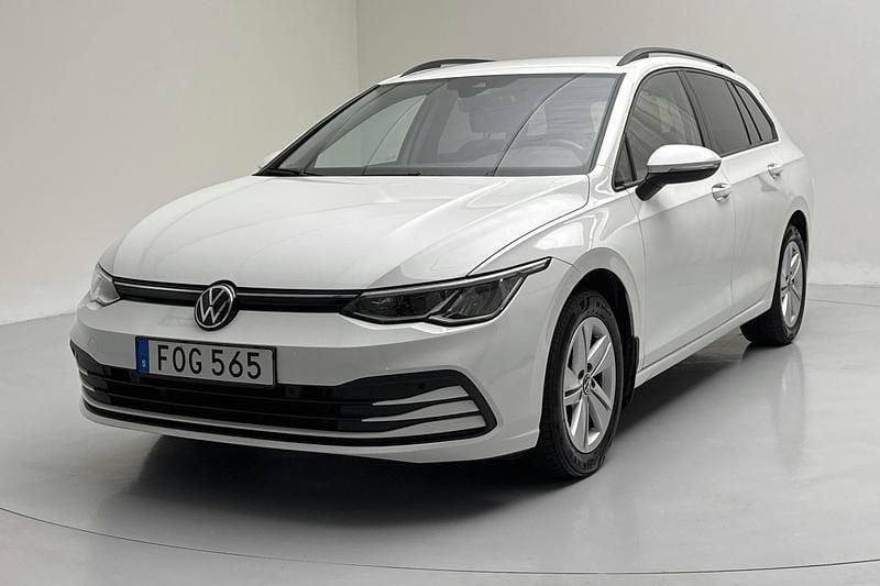 Vit Begagnad 2023 VW Golf VIII | 229 900 kr (Marknadspris) - Bild 1/4