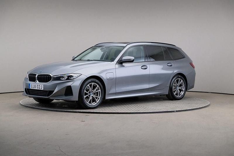 Grå Begagnad 2022 BMW 330e Comfort Edition Kombi | 309 000 kr (Marknadspris) - Bild 1/4