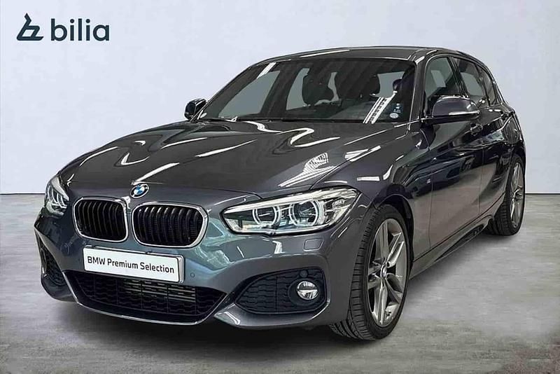 Grå Begagnad 2018 BMW 118 Halvkombi | 229 900 kr (Lite dyr) - Bild 1/1