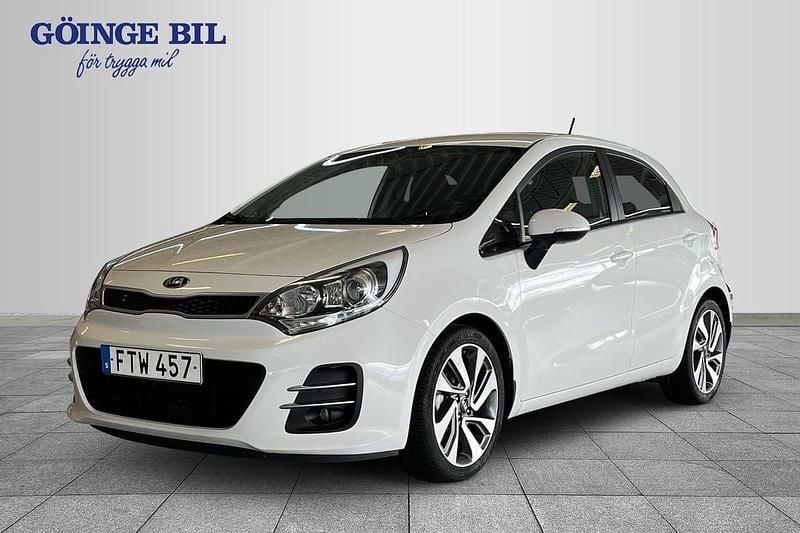 Vit Begagnad 2015 Kia Rio Halvkombi | 99 000 kr (Marknadspris) - Bild 1/3