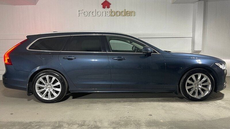 Mörkblå (blå) Begagnad 2019 Volvo V90 Momentum Kombi | 269 500 kr (Marknadspris) - Bild 1/4