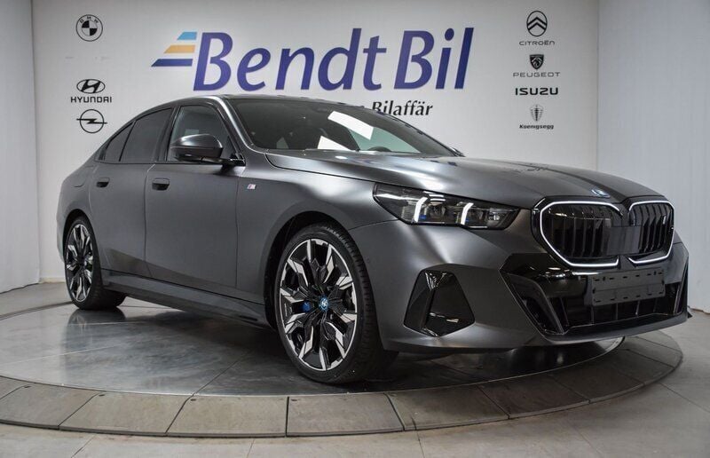 Grå Begagnad 2023 BMW i5 Comfort Edition Sedan | 799 500 kr (Superpris) - Bild 1/3