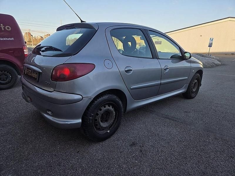 Begagnad Peugeot 206 109 HK (80 kW) 2005 Grå Halvkombi