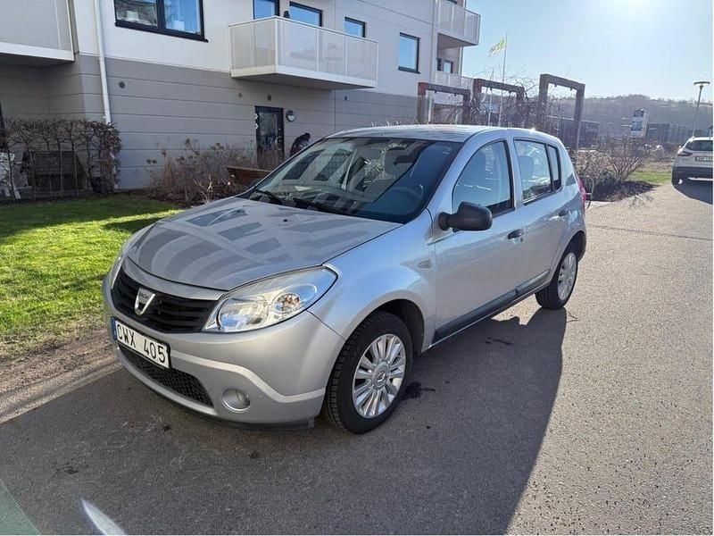 Silver Begagnad 2009 Dacia Sandero Halvkombi | 24 000 kr (Marknadspris) - Bild 1/4