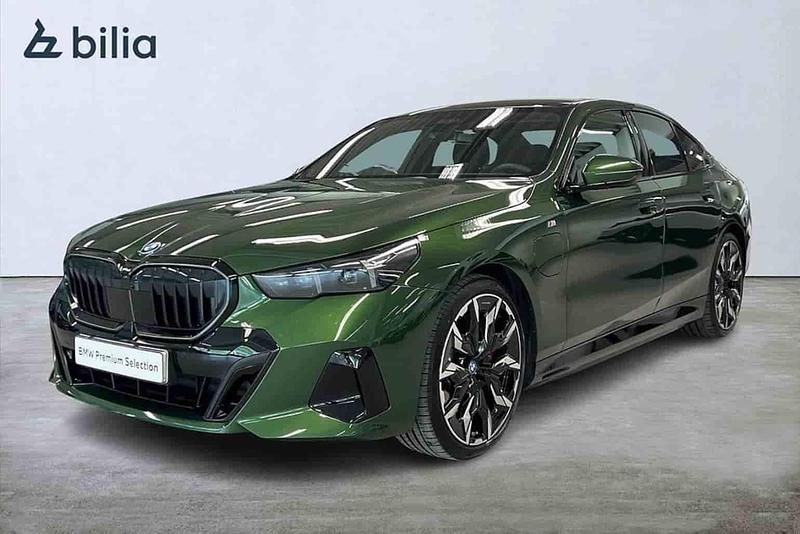 Grön Begagnad 2025 BMW 530e Sedan | 729 900 kr - Bild 1/1
