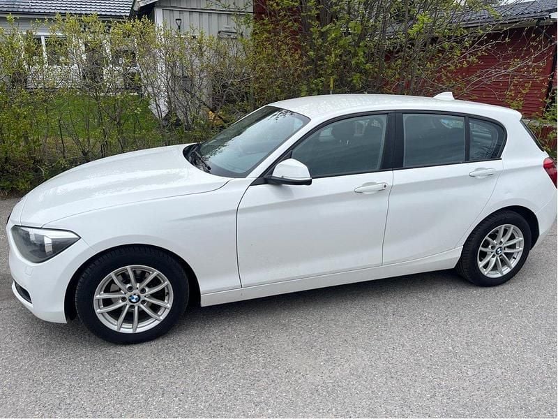 Vit Begagnad 2013 BMW 116 Sport Line Halvkombi | 100 000 kr (Superpris) - Bild 1/4