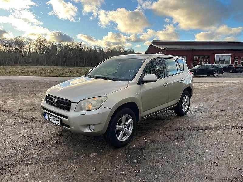 Ljusbrun Begagnad 2006 Toyota RAV4 SUV | 69 000 kr (Marknadspris) - Bild 1/4