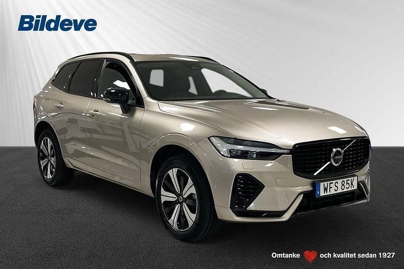 Ljusgrå (grå) Begagnad 2024 Volvo XC60 Plus SUV | 569 900 kr (Marknadspris) - Bild 1/4