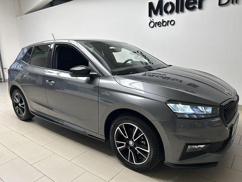 Grå (graphite grey metallic) Begagnad 2024 Skoda Fabia Monte Carlo Halvkombi | 223 900 kr (Marknadspris) - Bild 1/4