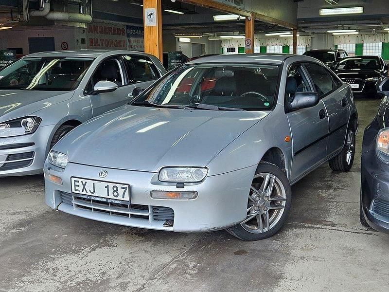 Ljusgrå Begagnad 1996 Mazda 3 Halvkombi | 16 999 kr - Bild 1/4