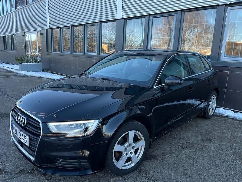 Svart Begagnad 2017 Audi A3 Sportback Comfort Halvkombi | 89 900 kr (Bra pris) - Bild 1/4