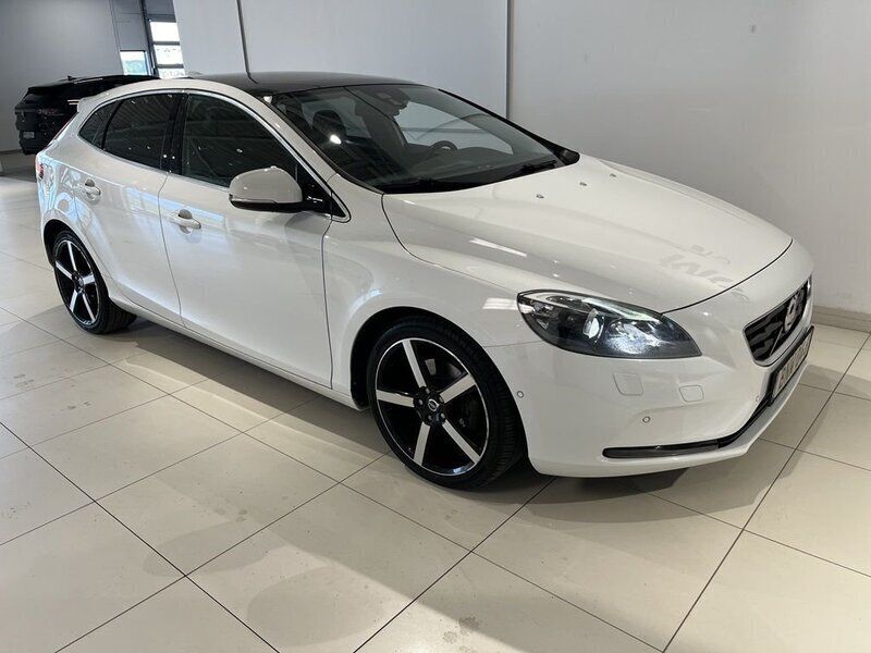 Vit Begagnad 2014 Volvo V40 Momentum Kombi | 147 900 kr (Marknadspris) - Bild 1/4