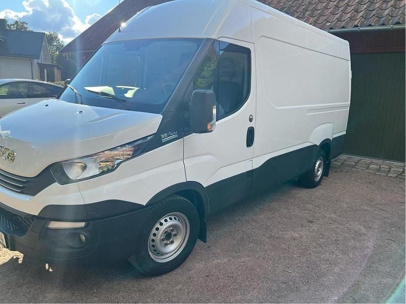 Vit Begagnad 2018 Iveco Daily Van | 195 000 kr (Marknadspris) - Bild 1/4