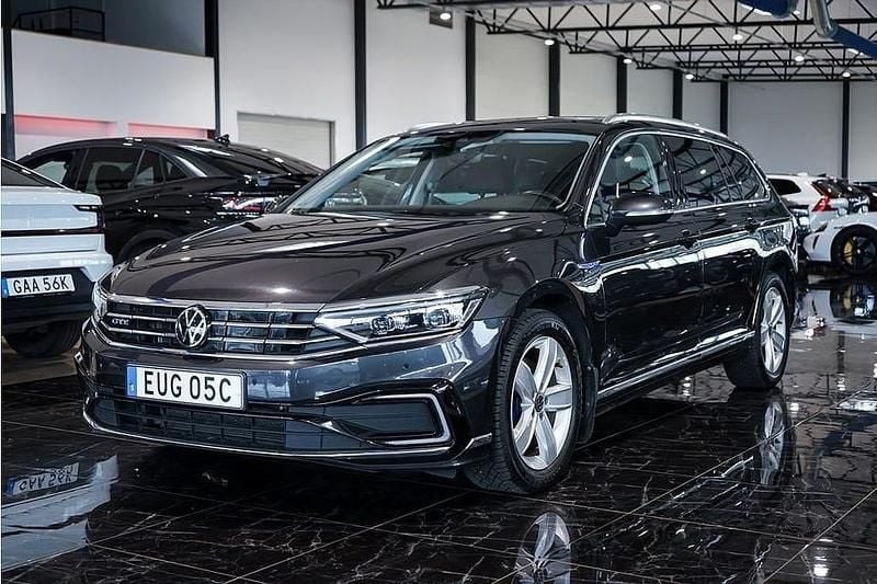 Mörkgrå Begagnad 2021 VW Passat GTE Kombi | 269 500 kr (Marknadspris) - Bild 1/4