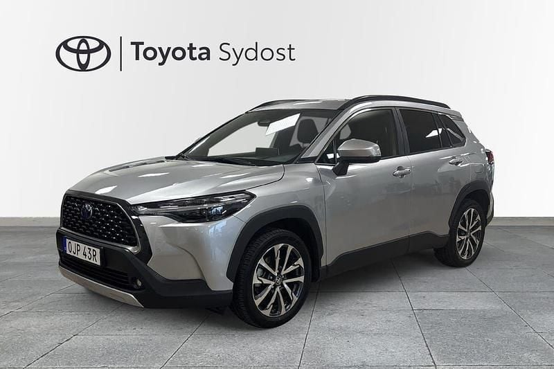 Silver Begagnad 2022 Toyota Corolla Cross Style SUV | 374 000 kr (Marknadspris) - Bild 1/3