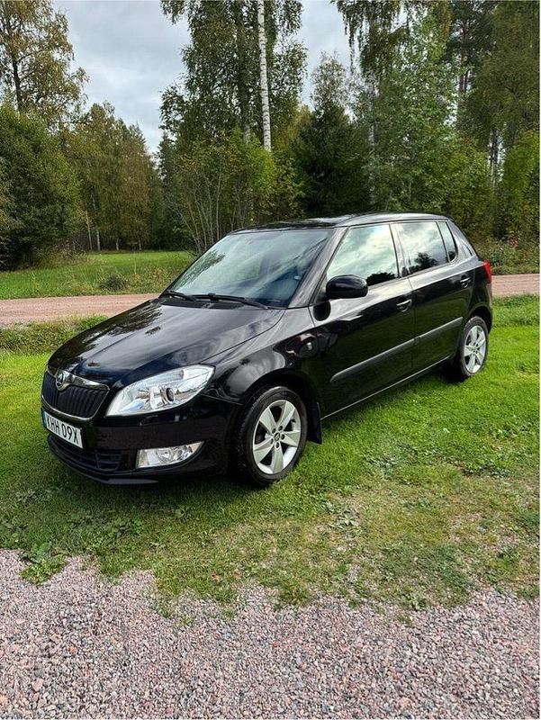 Svart Begagnad 2015 Skoda Fabia Ambition Halvkombi | 55 000 kr - Bild 1/4