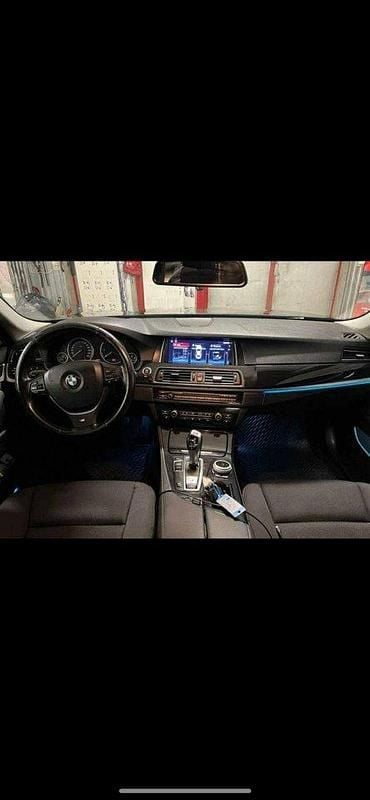 Svart Begagnad 2012 BMW 520 Sedan | 110 000 kr (Bra pris) - Bild 1/4