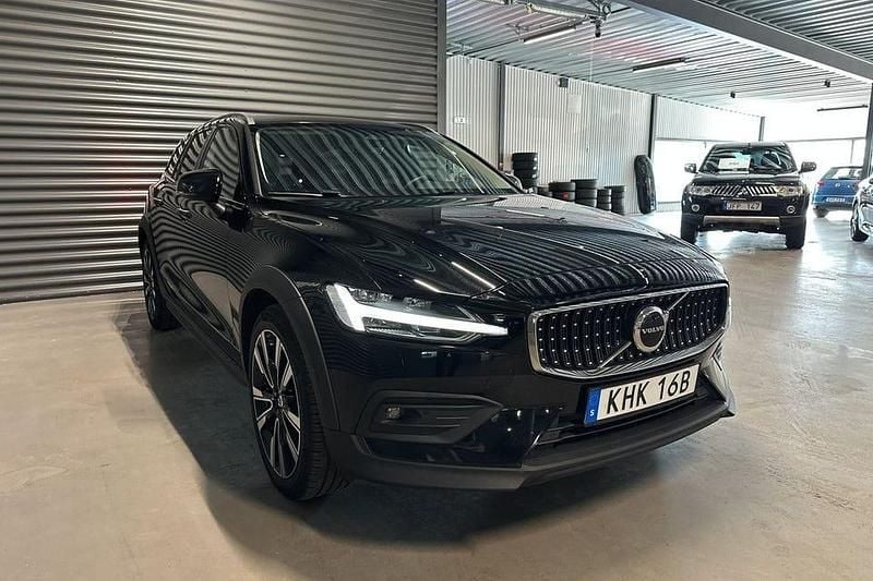 Begagnad Volvo V60 CC Plus 197 HK (144 kW) 2023 Svart Kombi