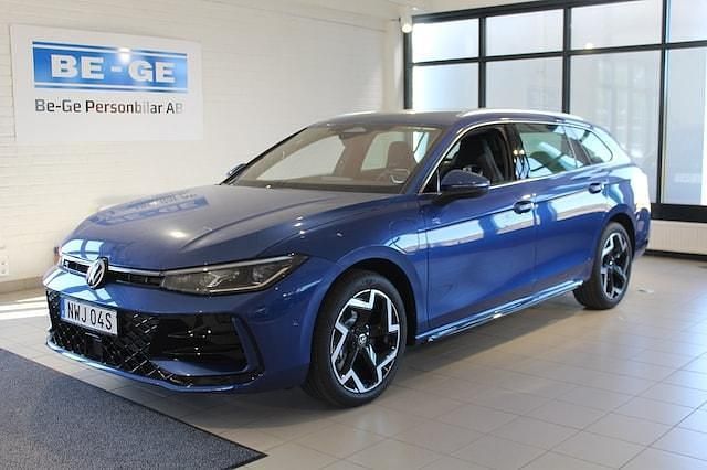 Blå Ny 2024 VW Passat R-line Kombi | 539 000 kr (Bra pris) - Bild 1/4