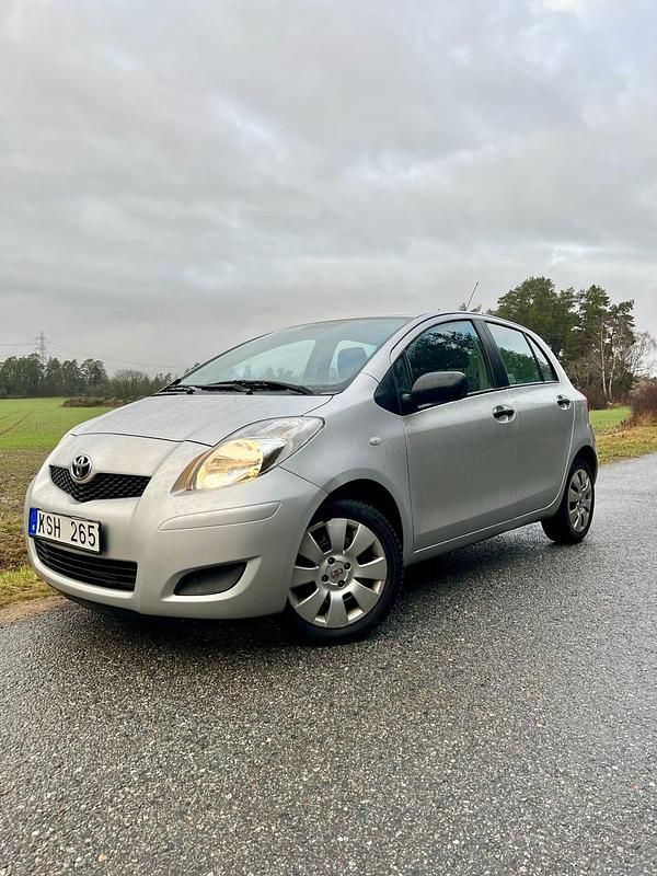Begagnad 2010 Toyota Yaris Halvkombi | 62 000 kr (Lite dyr) - Bild 1/4