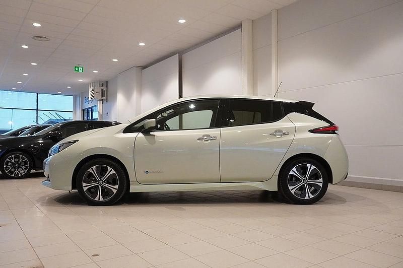 Begagnad Nissan Leaf Tekna 110 kW (150 HK) 2018 Grön Halvkombi