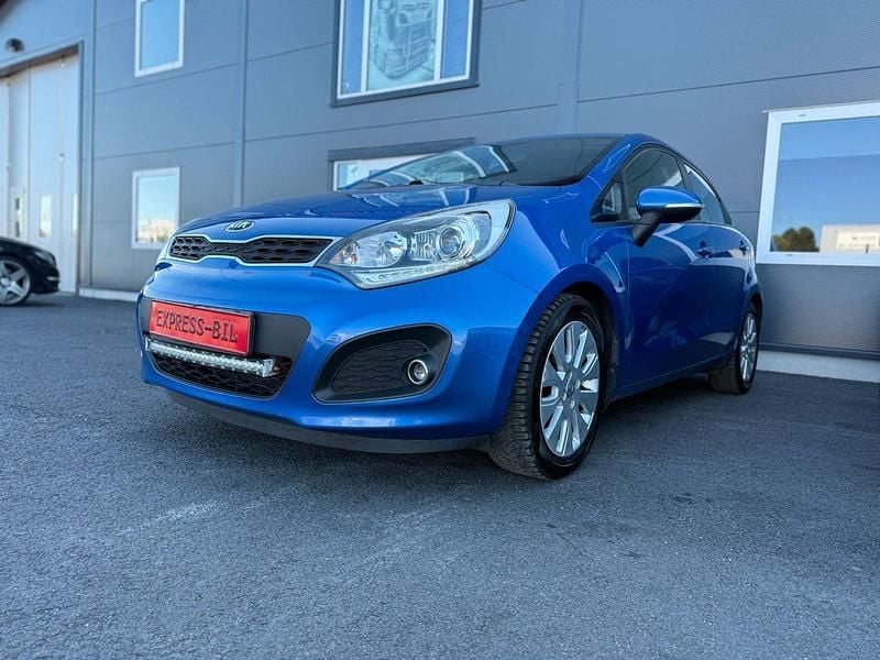 Blå Begagnad 2014 Kia Rio Halvkombi | 55 000 kr (Marknadspris) - Bild 1/4