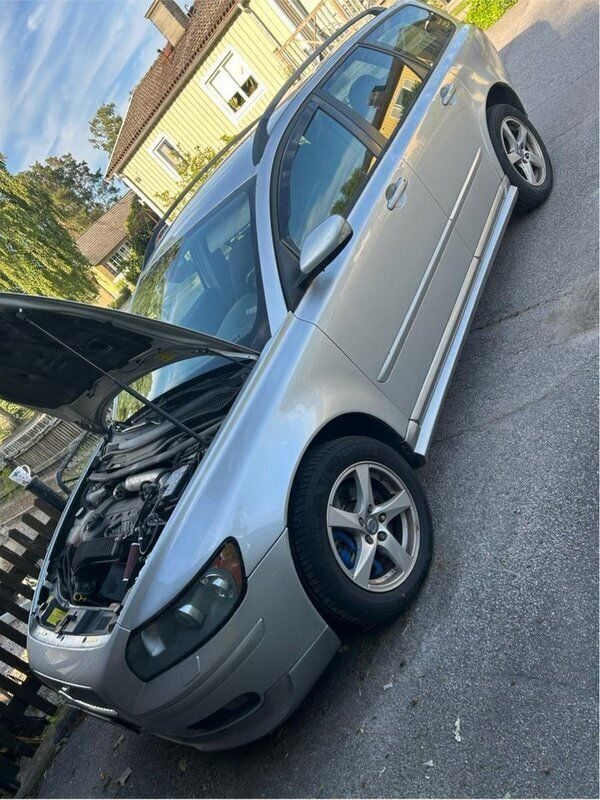 Grå Begagnad 2004 Volvo V50 Kombi | 28 500 kr (Marknadspris) - Bild 1/4
