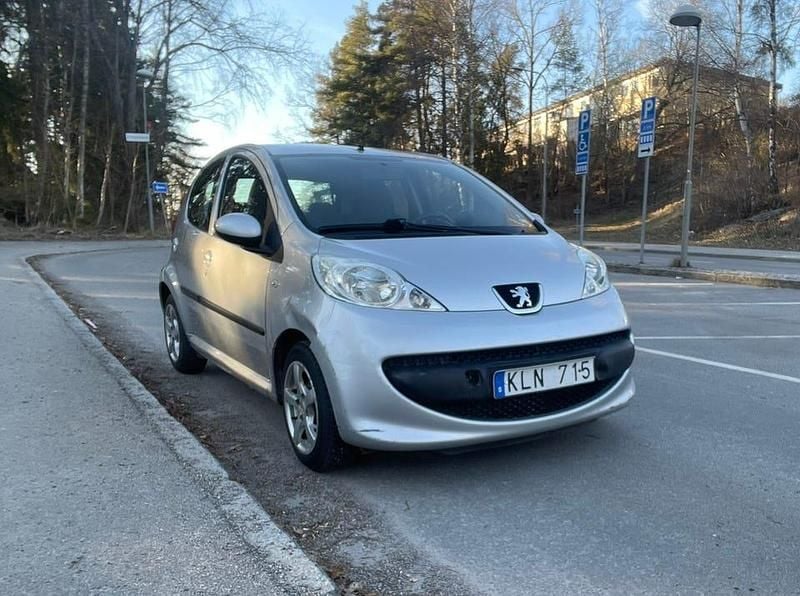 Silver Begagnad 2008 Peugeot 107 Halvkombi | 20 000 kr (Bra pris) - Bild 1/4