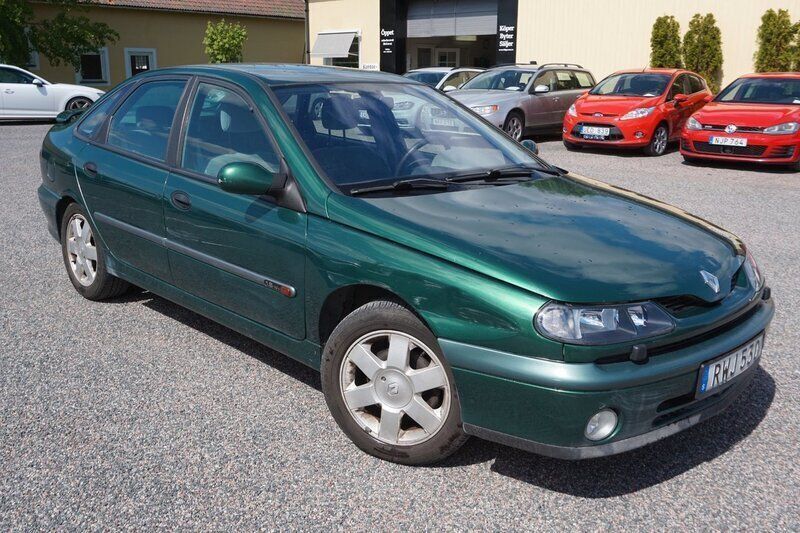 Mörkgrön Begagnad 2000 Renault Laguna II Halvkombi | 19 900 kr - Bild 1/4