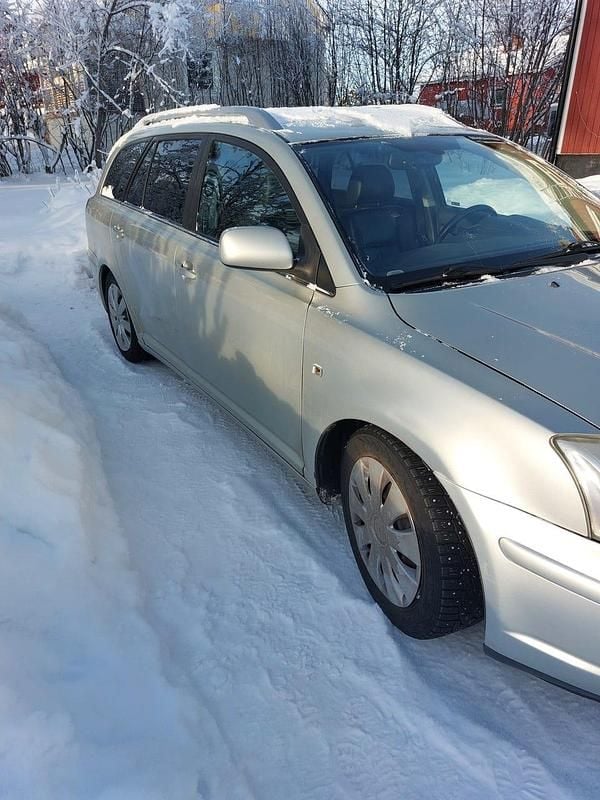 Begagnad Toyota Avensis 147 HK (108 kW) 2004 Kombi
