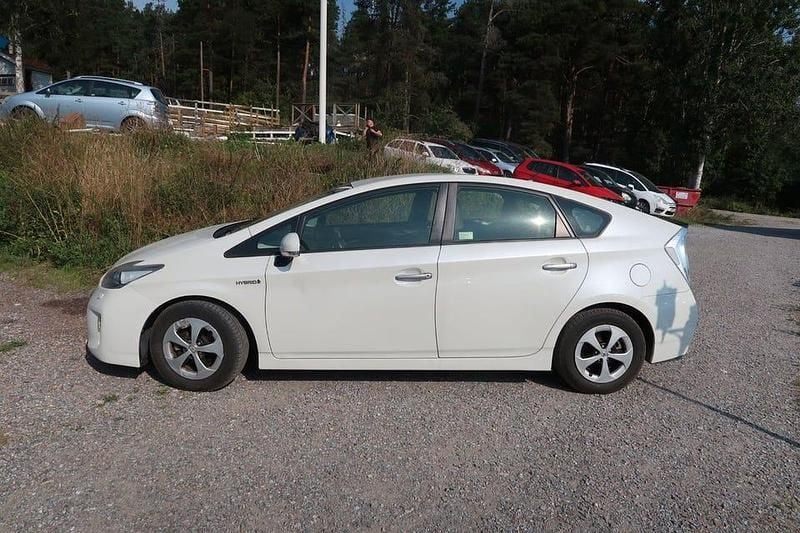 Begagnad Toyota Prius Plug-in Hybrid 136 HK (100 kW) 2012 Vit Halvkombi
