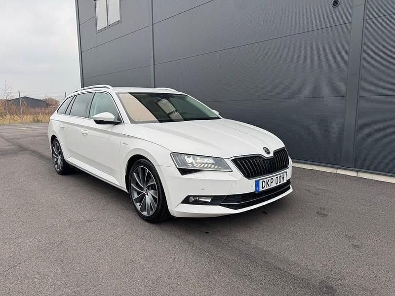 Vit Begagnad 2019 Skoda Superb LAURIN & KLEMENT Kombi | 249 900 kr (Marknadspris) - Bild 1/4