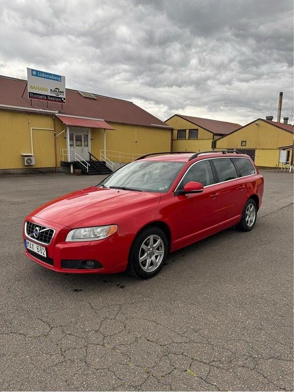 Röd Begagnad 2012 Volvo V70 Momentum Kombi | 69 000 kr (Superpris) - Bild 1/4