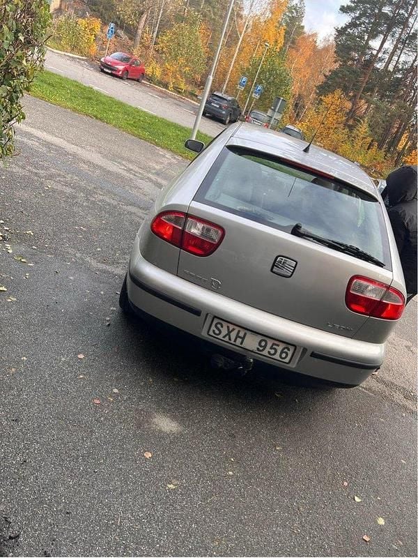 Grå Begagnad 2002 Seat Leon Halvkombi | 16 000 kr - Bild 1/4