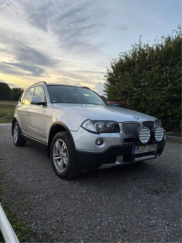 Grå Begagnad 2007 BMW X3 Comfort Edition SUV | 74 900 kr (Marknadspris) - Bild 1/4