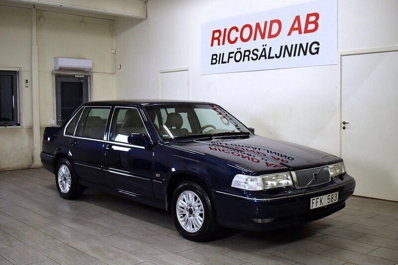 Mörkblå Begagnad 1998 Volvo S90 Sedan | 79 900 kr - Bild 1/4