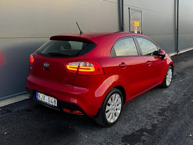 Begagnad Kia Rio 84 HK (61 kW) 2014 Röd Halvkombi