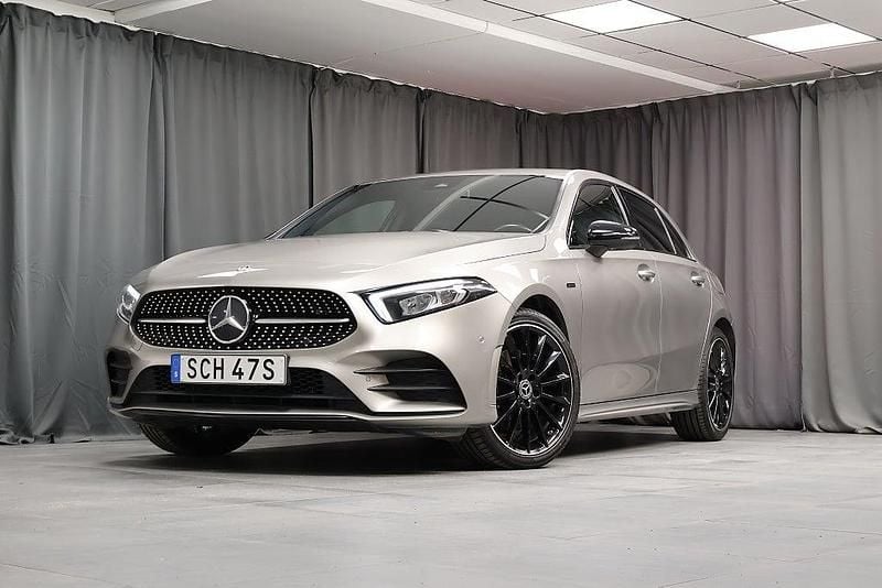 Silver Begagnad 2020 Mercedes A250 Premium Halvkombi | 269 000 kr (Lite dyr) - Bild 1/4