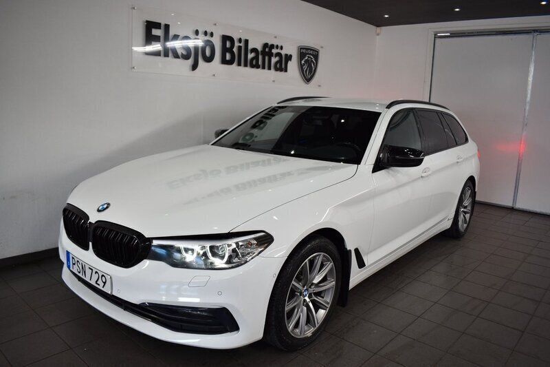 Vit Begagnad 2018 BMW 520 Sport Line Kombi | 219 502 kr (Marknadspris) - Bild 1/4