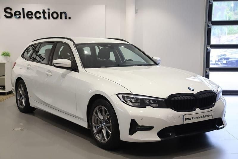 Vit Begagnad 2020 BMW 330e Sport Line Kombi | 242 500 kr (Marknadspris) - Bild 1/2